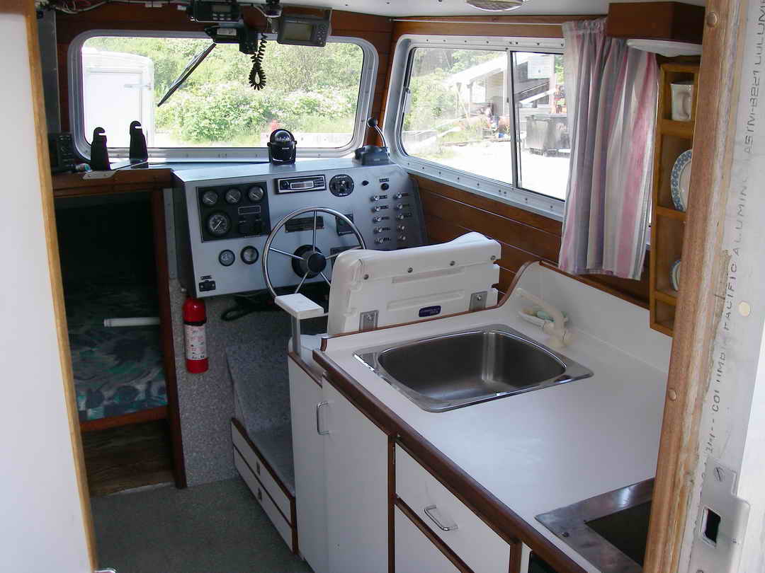 Sport Fishing Cabin Cruiser image 9