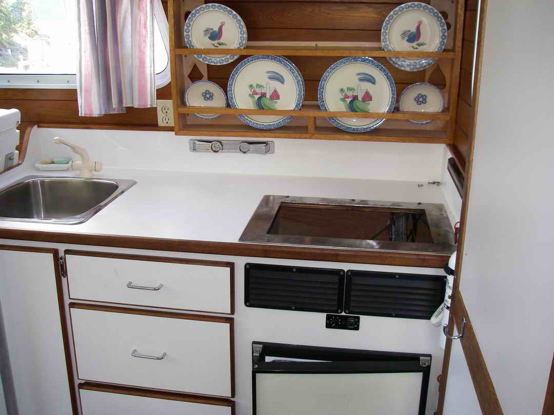 Sport Fishing Cabin Cruiser image 11