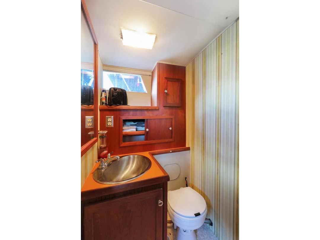 Uniflite Tri Cabin Sport Cruiser image 17