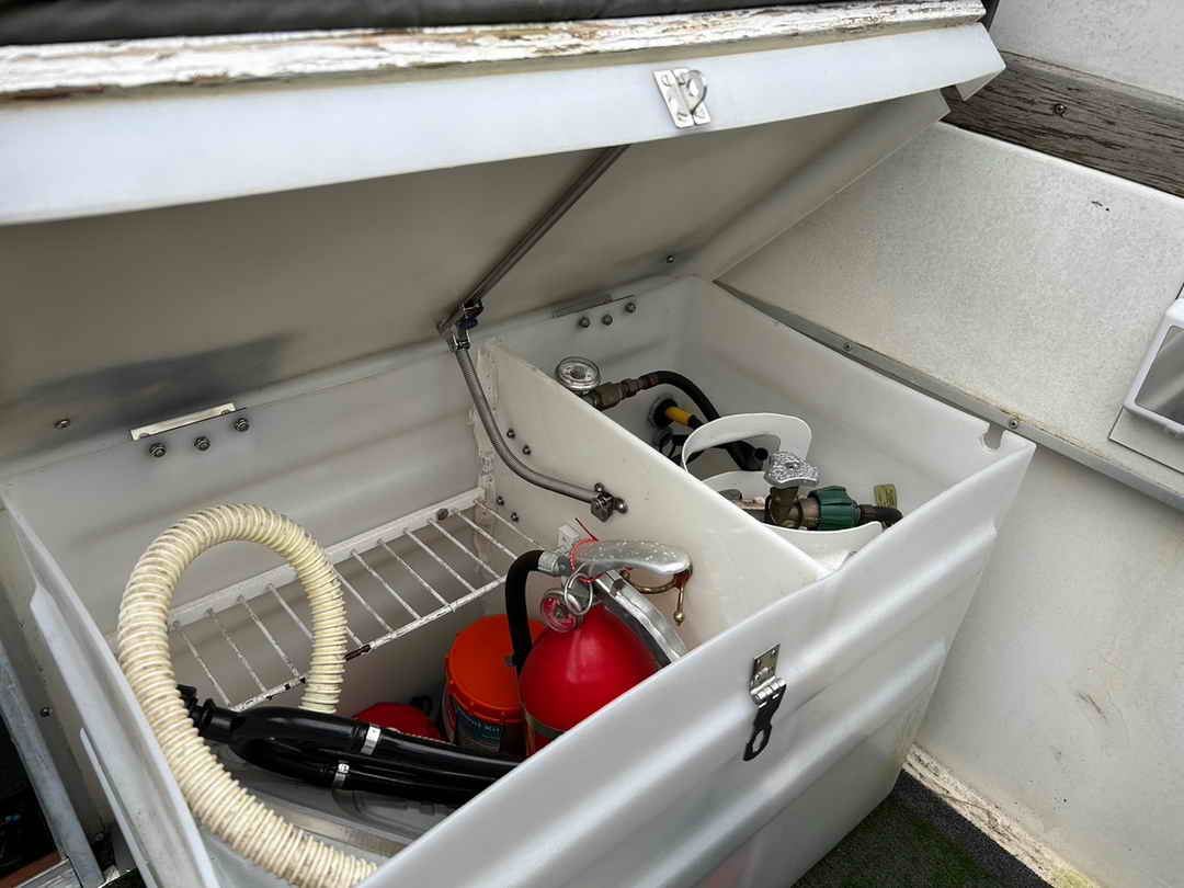 Silverton 28 Sedan Flybridge image 4