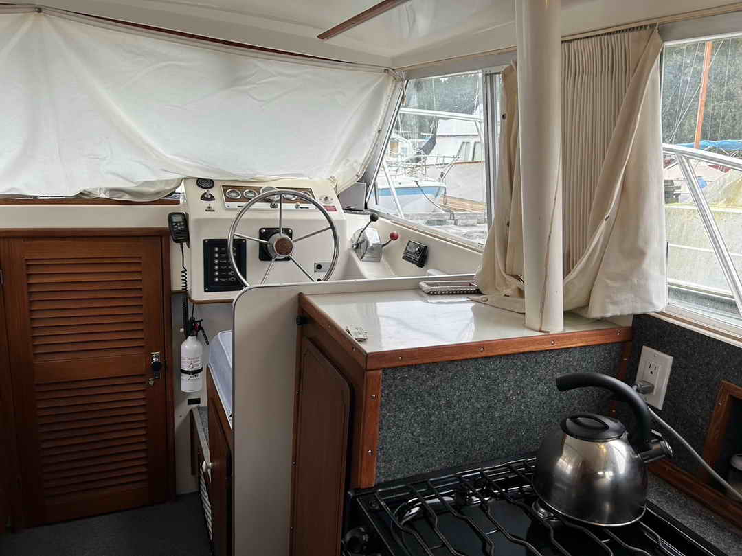 Silverton 28 Sedan Flybridge image 6