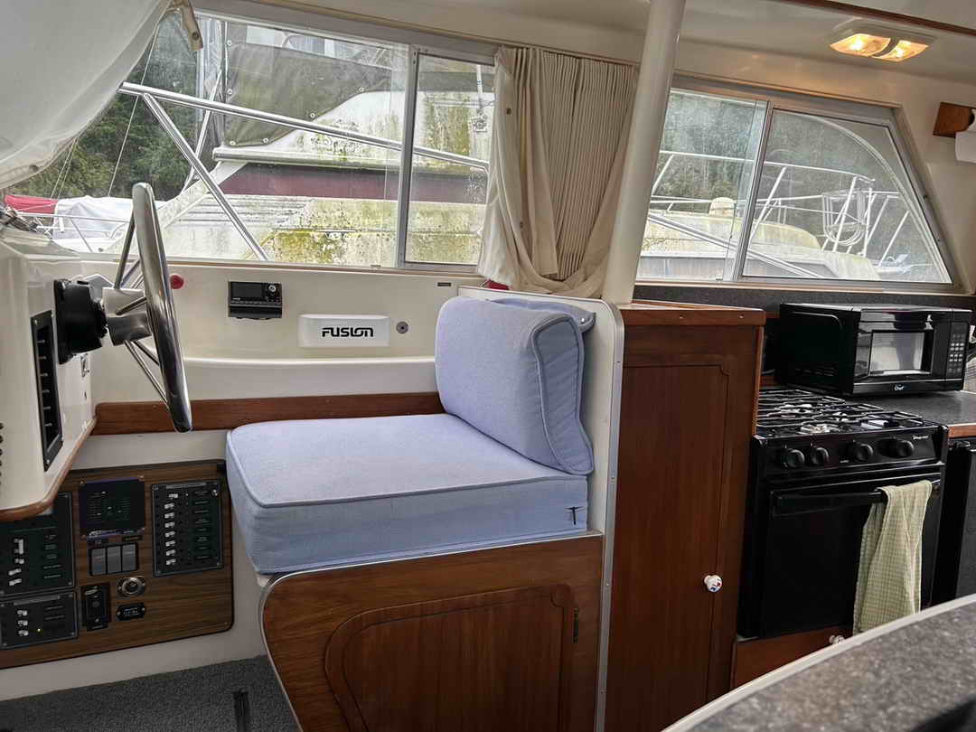 Silverton 28 Sedan Flybridge image 7
