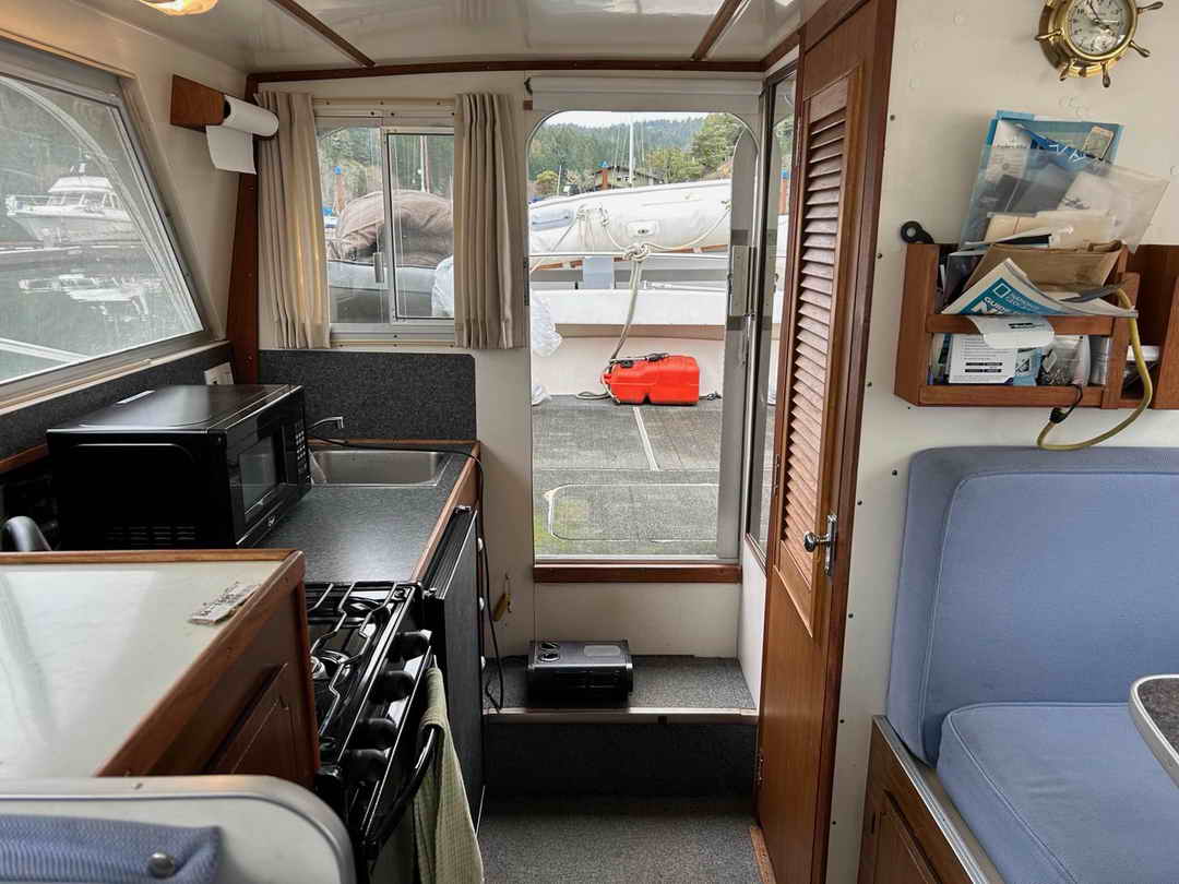 Silverton 28 Sedan Flybridge image 10