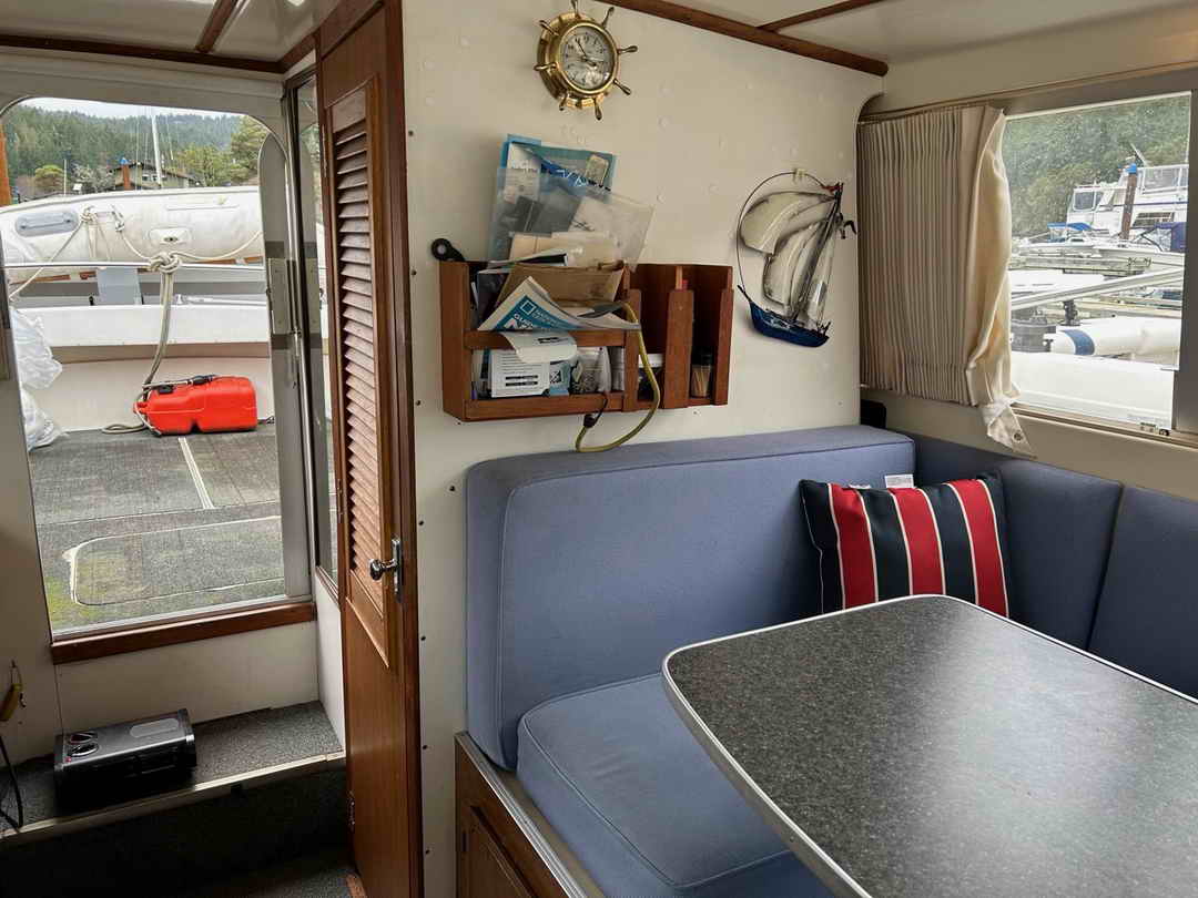 Silverton 28 Sedan Flybridge image 11