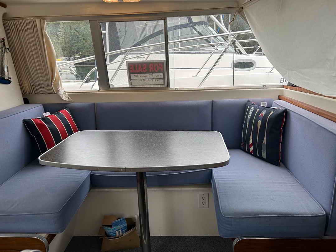 Silverton 28 Sedan Flybridge image 12