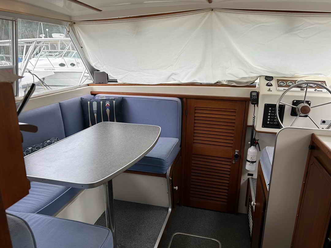 Silverton 28 Sedan Flybridge image 13
