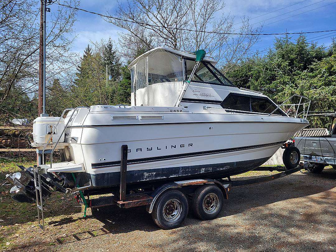 Fiberglass Bayliner 2452 image 1