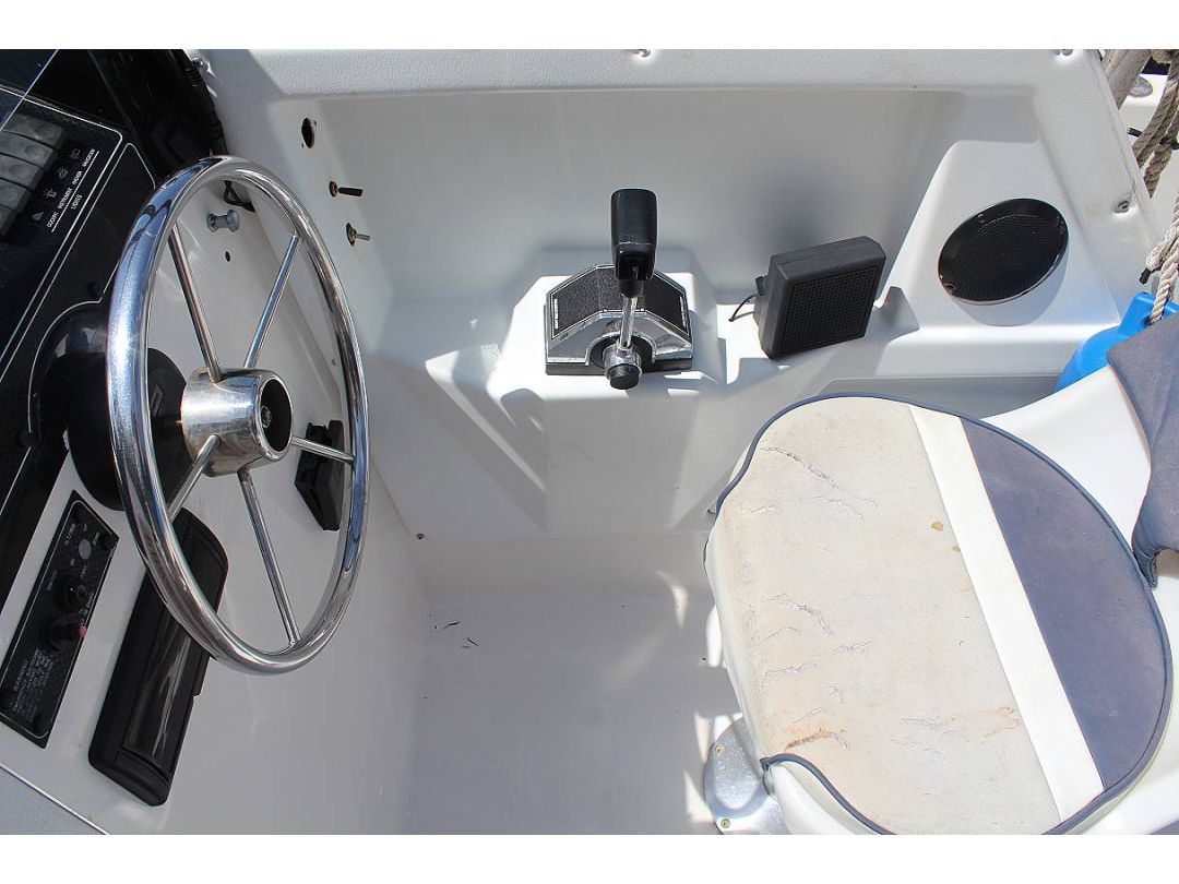 Fiberglass Bayliner Trophy image 16