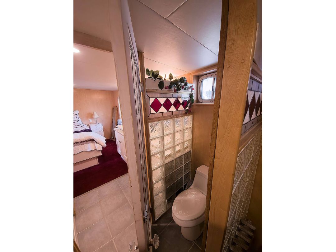 Floating Accommodation image 30