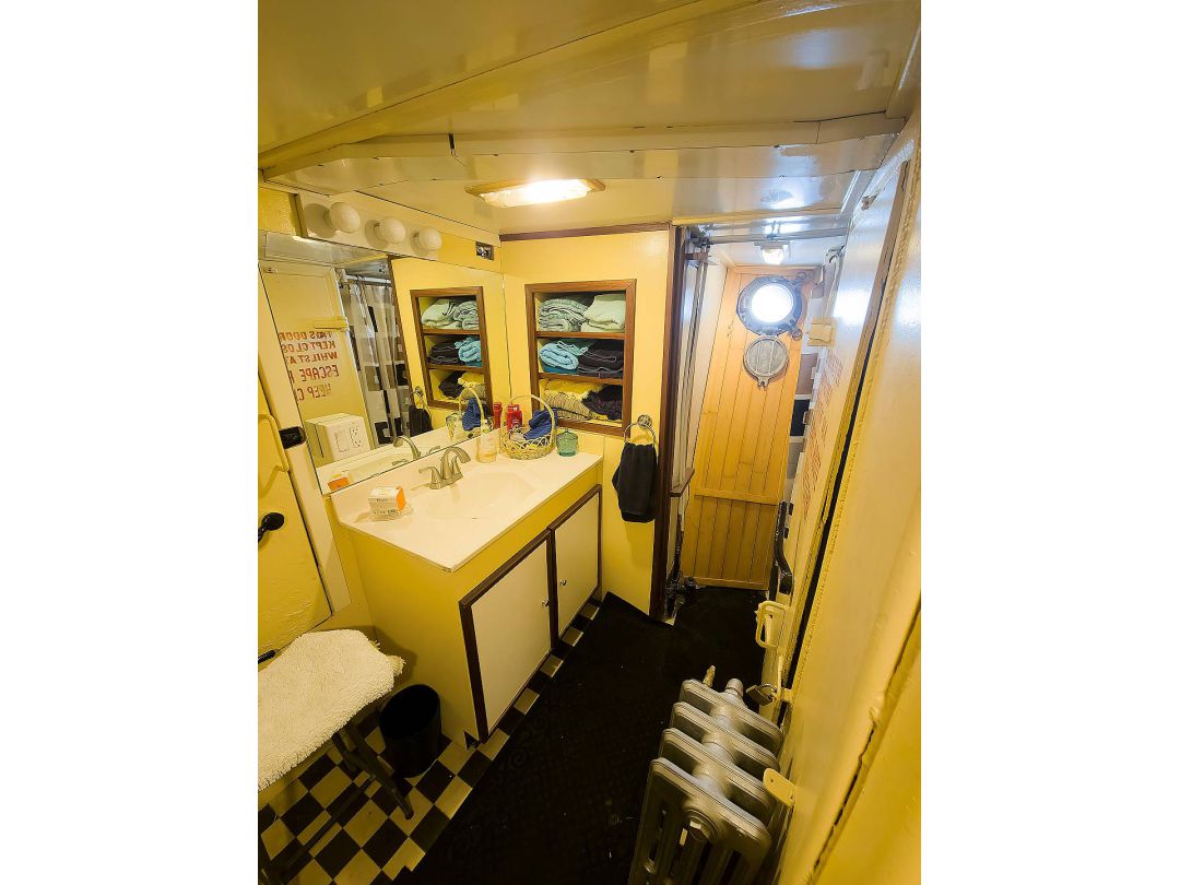 Floating Accommodation image 36