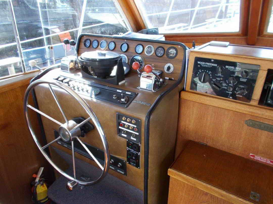 Uniflite Passenger Boat image 29