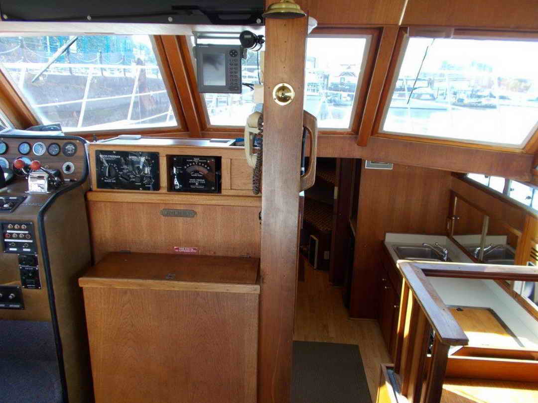 Uniflite Passenger Boat image 30